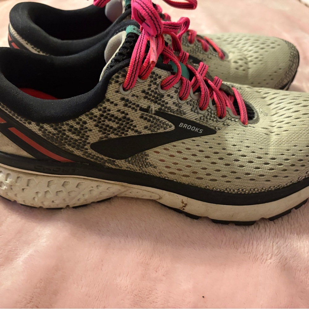 Brooks Women's Running Shoes - Black and Pink